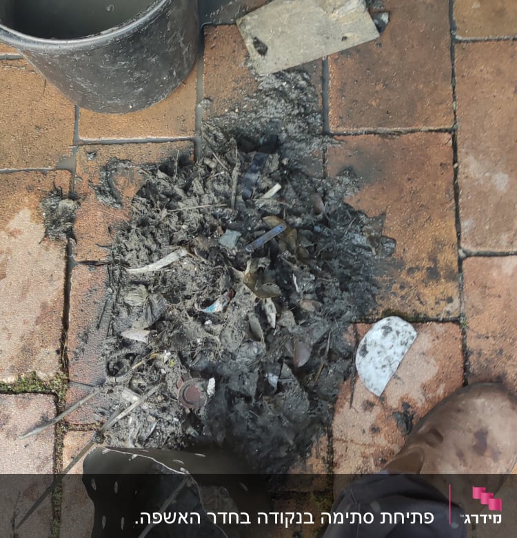 כלי עבודה של אינסטלטור, דלי עם מים מלוכלכים, שפכטל, לכלוך על הרצפה